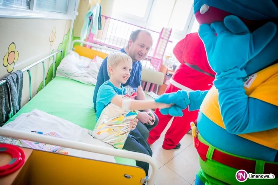 Święty Mikołaj u małych pacjentów w limanowskim szpitalu (2016) - zdjęcie 16