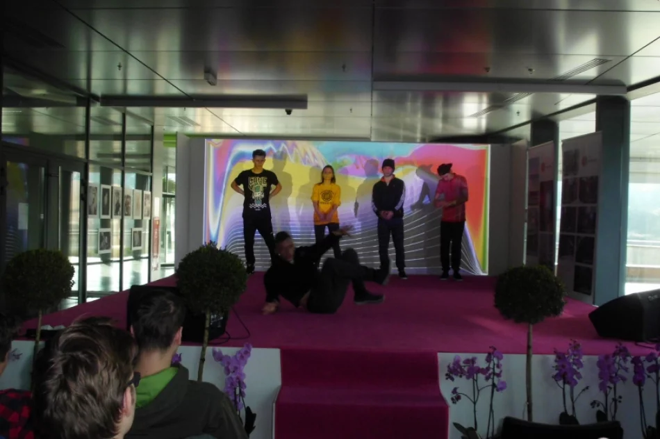 Młodzież wśród nowych technologii - zdjęcie 4