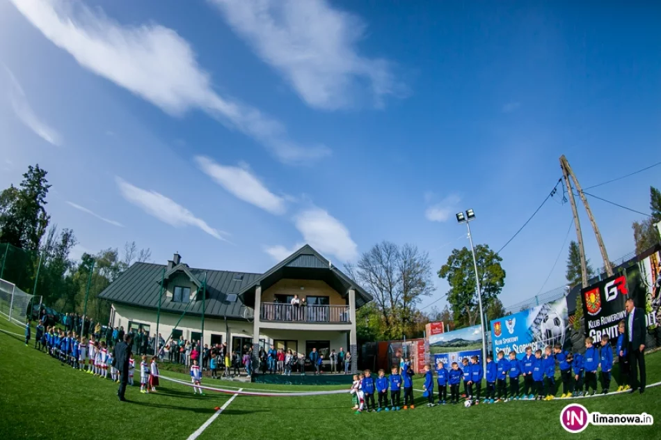 Otwarcie zmodernizowanego boiska KS "Sokół" Słopnice - zdjęcie 4