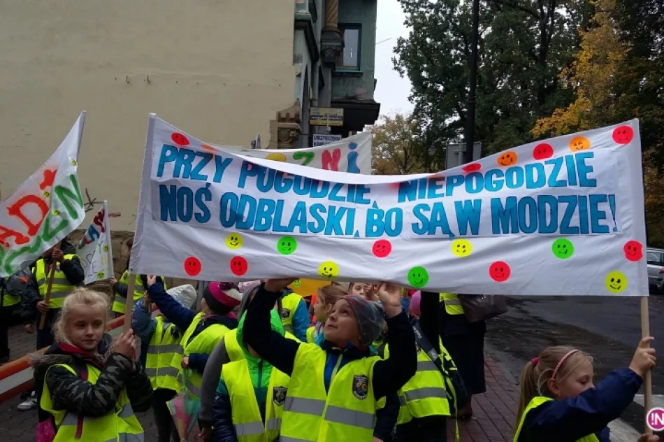 Przy pogodzie, niepogodzie, noś odblaski bo są w modzie! - zdjęcie 12