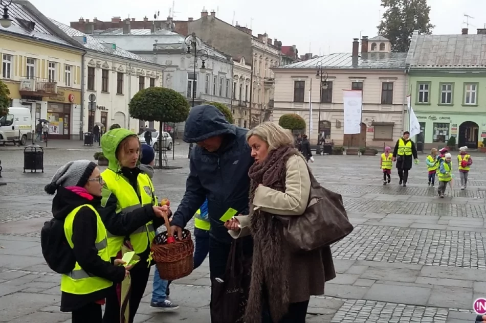 Przy pogodzie, niepogodzie, noś odblaski bo są w modzie! - zdjęcie 19