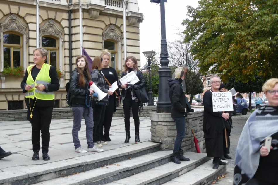 „Nie jestem za aborcją, jestem za wolnym wyborem”- Czarny Poniedziałek na sądeckim rynku - zdjęcie 2