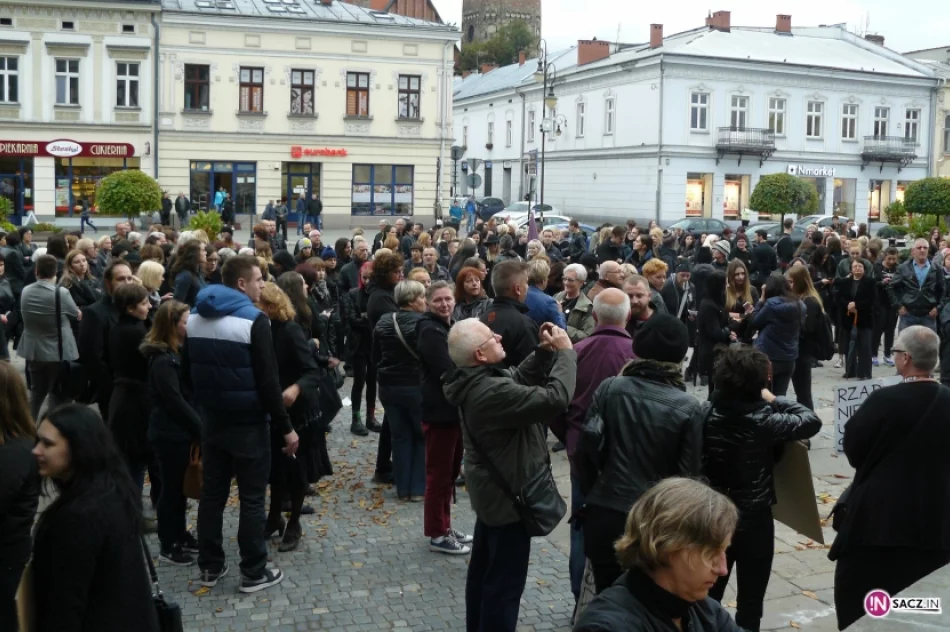 „Nie jestem za aborcją, jestem za wolnym wyborem”- Czarny Poniedziałek na sądeckim rynku - zdjęcie 3