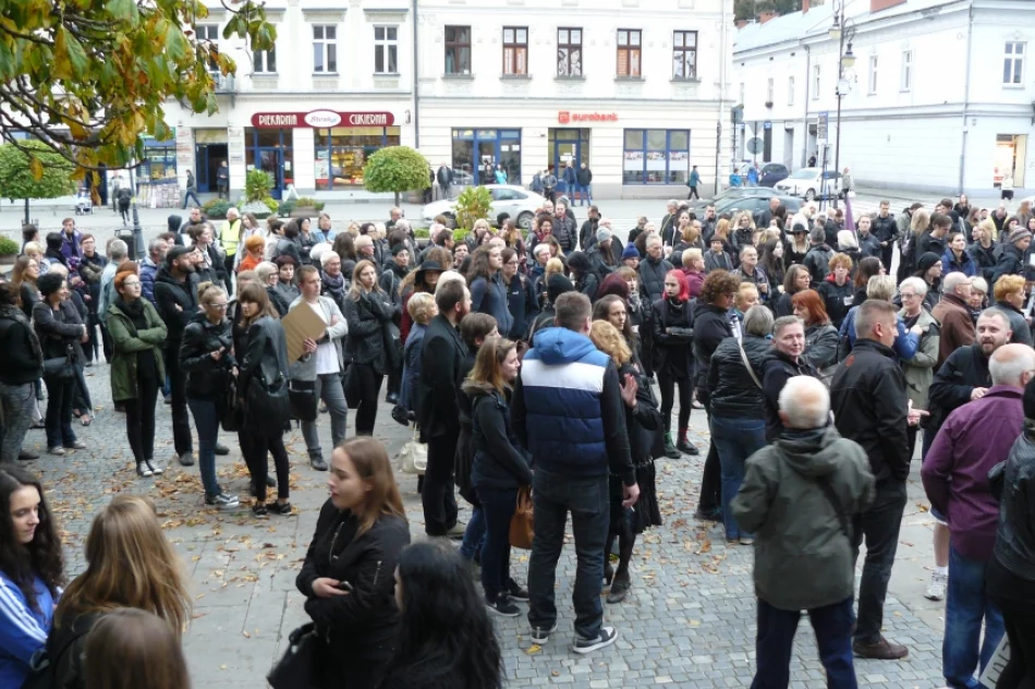„Nie jestem za aborcją, jestem za wolnym wyborem”- Czarny Poniedziałek na sądeckim rynku - zdjęcie 4