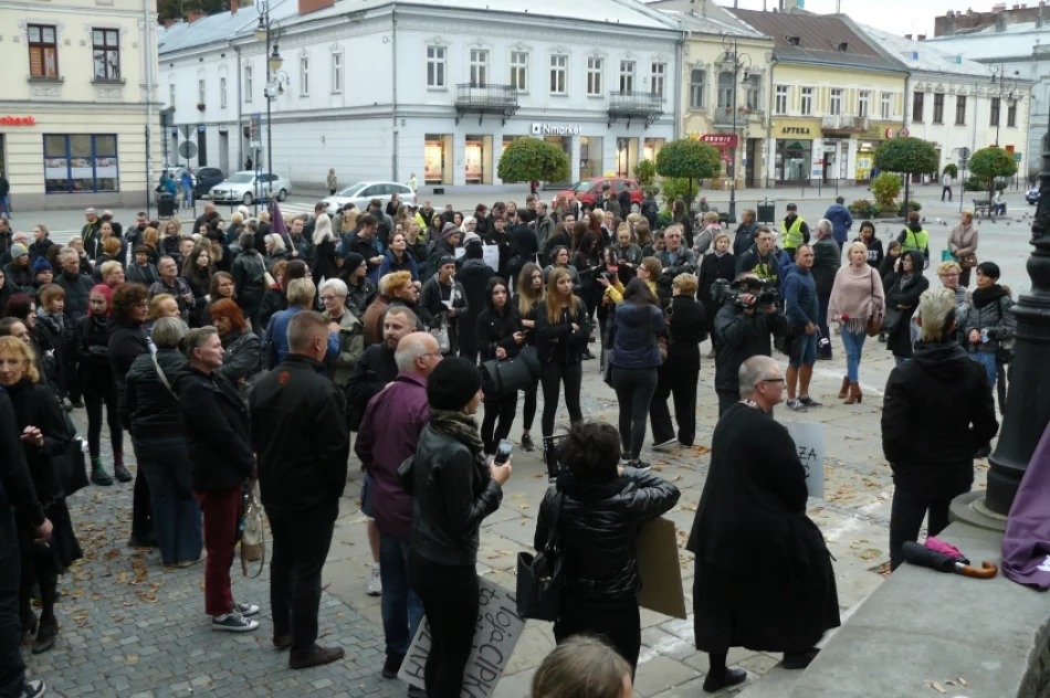 „Nie jestem za aborcją, jestem za wolnym wyborem”- Czarny Poniedziałek na sądeckim rynku - zdjęcie 5