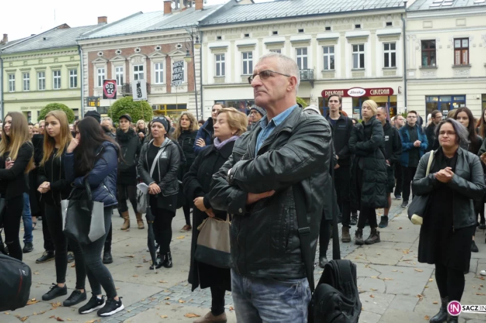 „Nie jestem za aborcją, jestem za wolnym wyborem”- Czarny Poniedziałek na sądeckim rynku - zdjęcie 7
