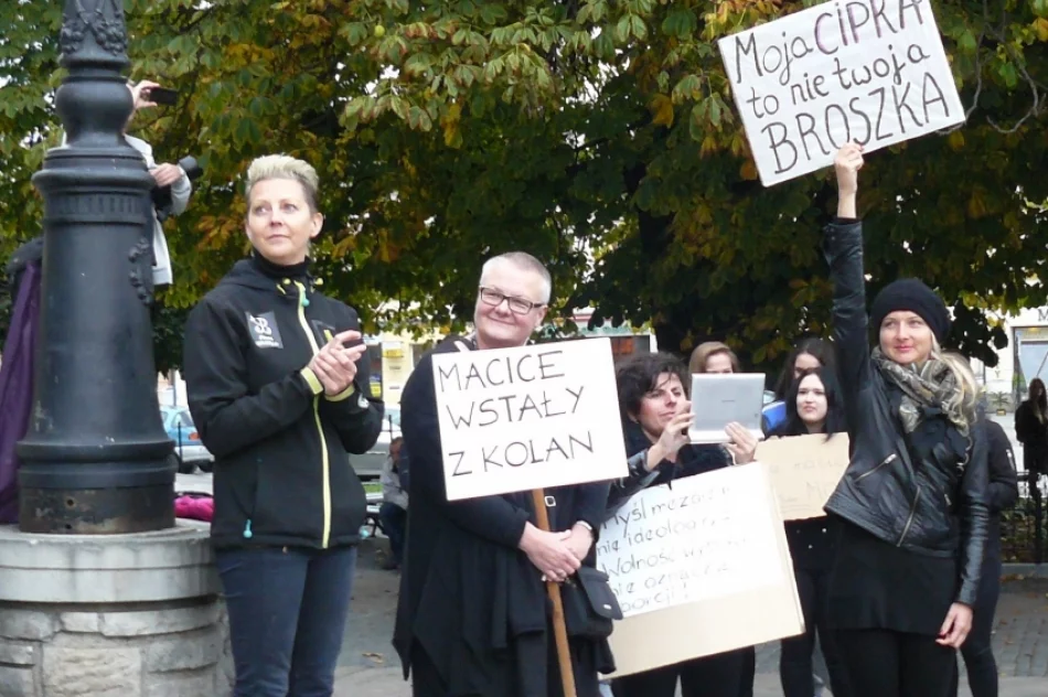 „Nie jestem za aborcją, jestem za wolnym wyborem”- Czarny Poniedziałek na sądeckim rynku - zdjęcie 8
