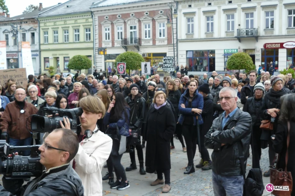 „Nie jestem za aborcją, jestem za wolnym wyborem”- Czarny Poniedziałek na sądeckim rynku - zdjęcie 9