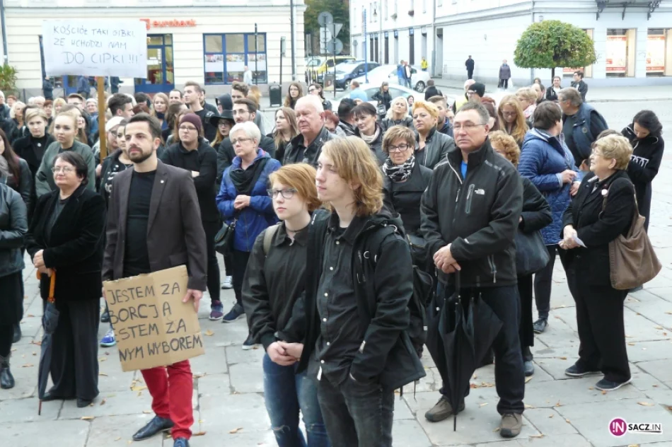 „Nie jestem za aborcją, jestem za wolnym wyborem”- Czarny Poniedziałek na sądeckim rynku - zdjęcie 11