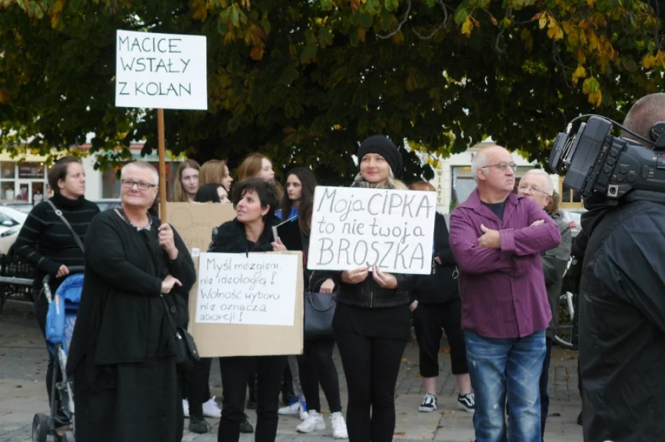 „Nie jestem za aborcją, jestem za wolnym wyborem”- Czarny Poniedziałek na sądeckim rynku - zdjęcie 12