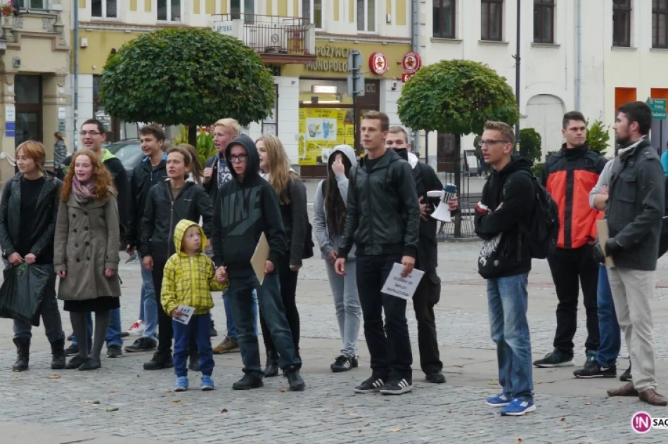 „Nie jestem za aborcją, jestem za wolnym wyborem”- Czarny Poniedziałek na sądeckim rynku - zdjęcie 13