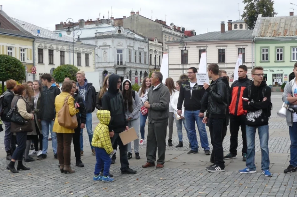 „Nie jestem za aborcją, jestem za wolnym wyborem”- Czarny Poniedziałek na sądeckim rynku - zdjęcie 15