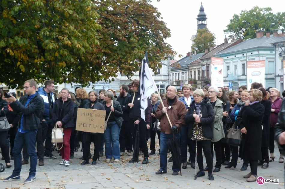 „Nie jestem za aborcją, jestem za wolnym wyborem”- Czarny Poniedziałek na sądeckim rynku - zdjęcie 16