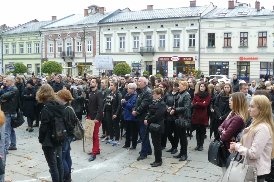 „Nie jestem za aborcją, jestem za wolnym wyborem”- Czarny Poniedziałek na sądeckim rynku - zdjęcie 17