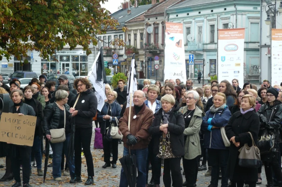 „Nie jestem za aborcją, jestem za wolnym wyborem”- Czarny Poniedziałek na sądeckim rynku - zdjęcie 18