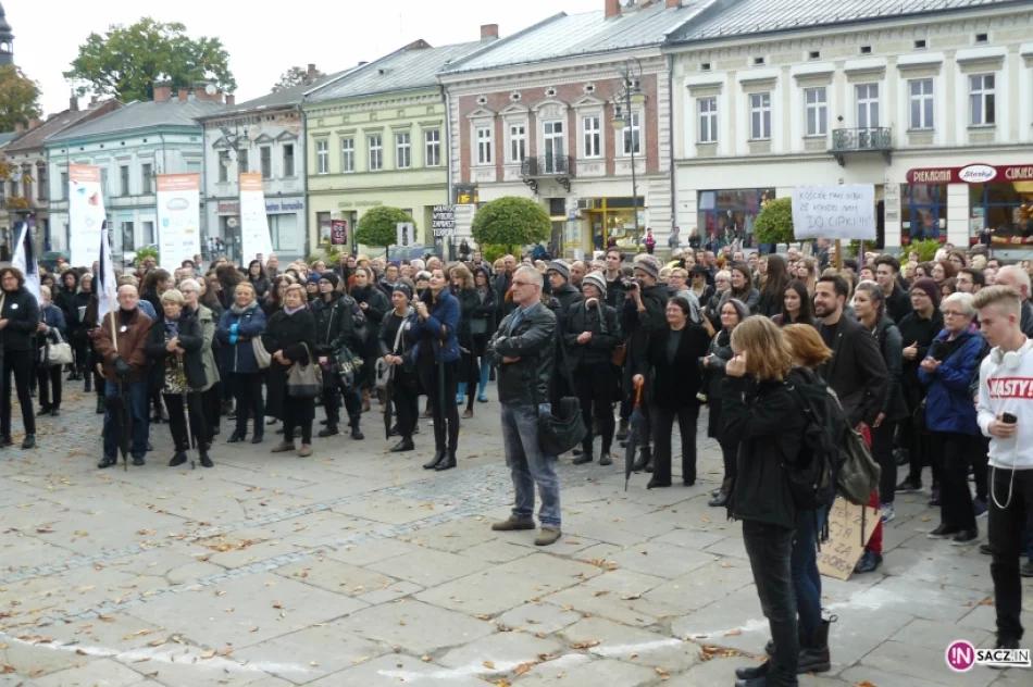 „Nie jestem za aborcją, jestem za wolnym wyborem”- Czarny Poniedziałek na sądeckim rynku - zdjęcie 19