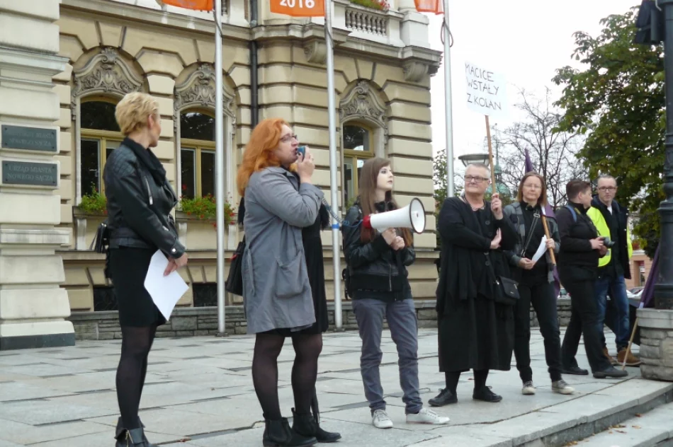 „Nie jestem za aborcją, jestem za wolnym wyborem”- Czarny Poniedziałek na sądeckim rynku - zdjęcie 20