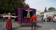 Kuglarze na nowosądeckim rynku. XX Jesienny Festiwal Teatralny rozpoczęty! - zdjęcie 1