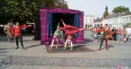 Kuglarze na nowosądeckim rynku. XX Jesienny Festiwal Teatralny rozpoczęty! - zdjęcie 2