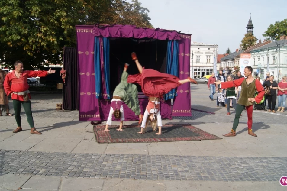 Kuglarze na nowosądeckim rynku. XX Jesienny Festiwal Teatralny rozpoczęty! - zdjęcie 2