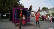 Kuglarze na nowosądeckim rynku. XX Jesienny Festiwal Teatralny rozpoczęty! - zdjęcie 3