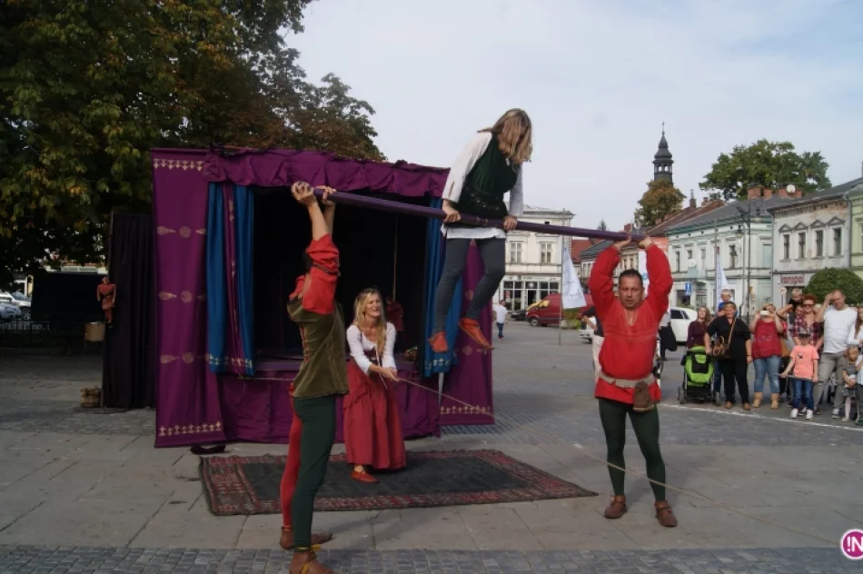 Kuglarze na nowosądeckim rynku. XX Jesienny Festiwal Teatralny rozpoczęty! - zdjęcie 3