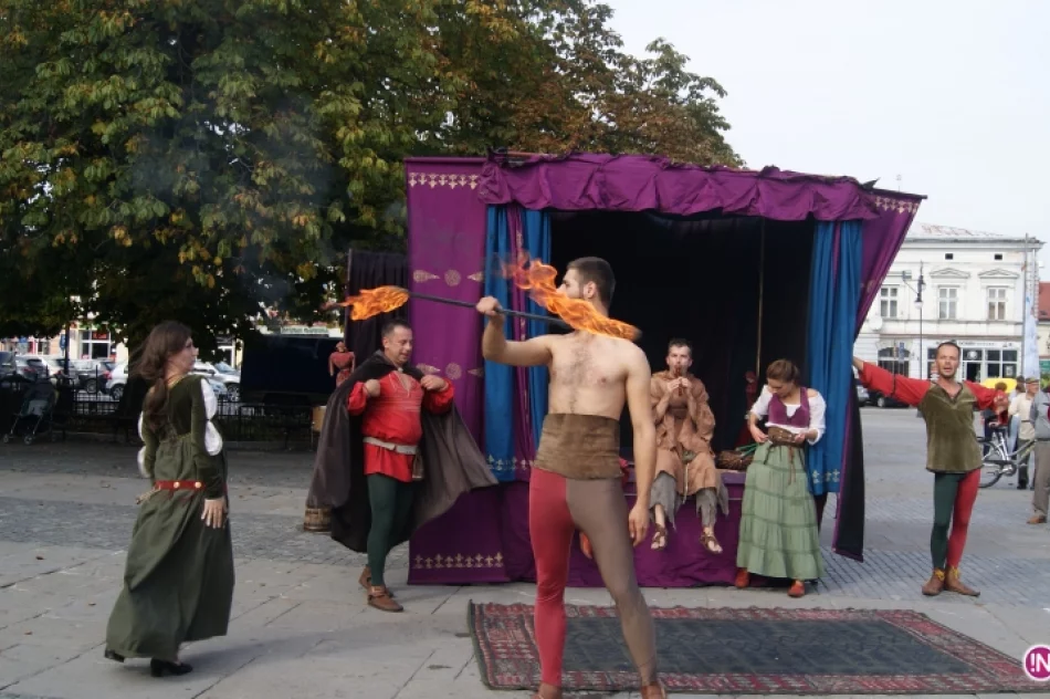 Kuglarze na nowosądeckim rynku. XX Jesienny Festiwal Teatralny rozpoczęty! - zdjęcie 4