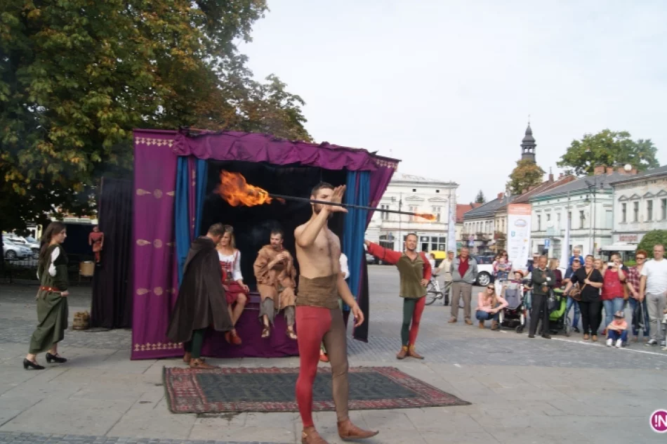Kuglarze na nowosądeckim rynku. XX Jesienny Festiwal Teatralny rozpoczęty! - zdjęcie 5
