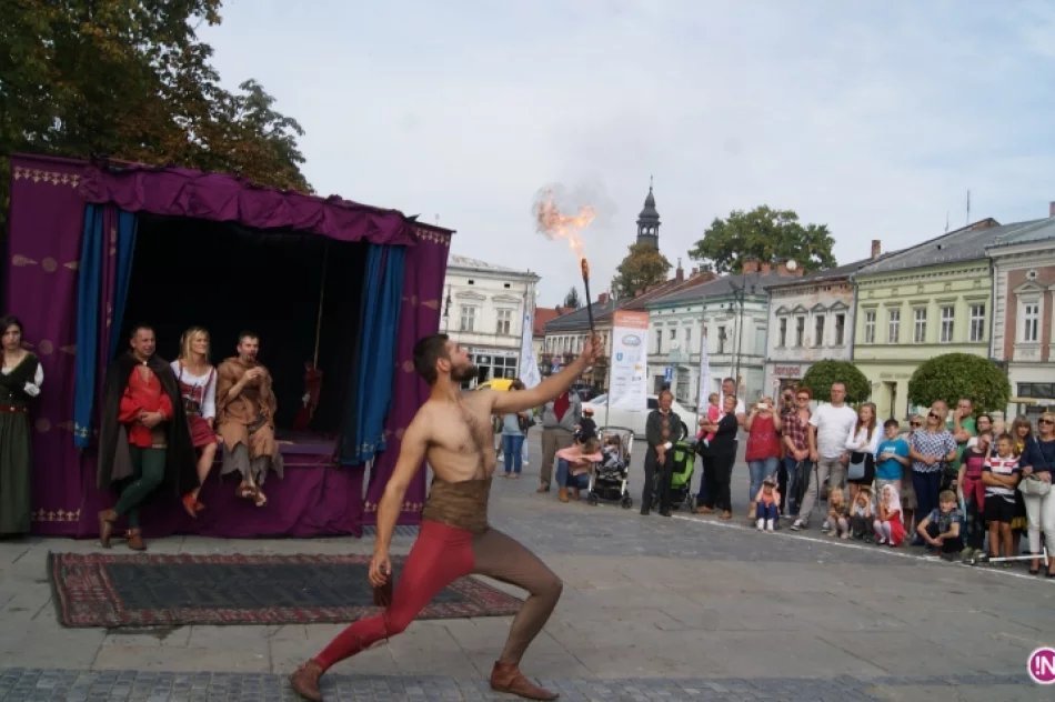 Kuglarze na nowosądeckim rynku. XX Jesienny Festiwal Teatralny rozpoczęty! - zdjęcie 6