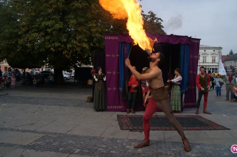 Kuglarze na nowosądeckim rynku. XX Jesienny Festiwal Teatralny rozpoczęty! - zdjęcie 7