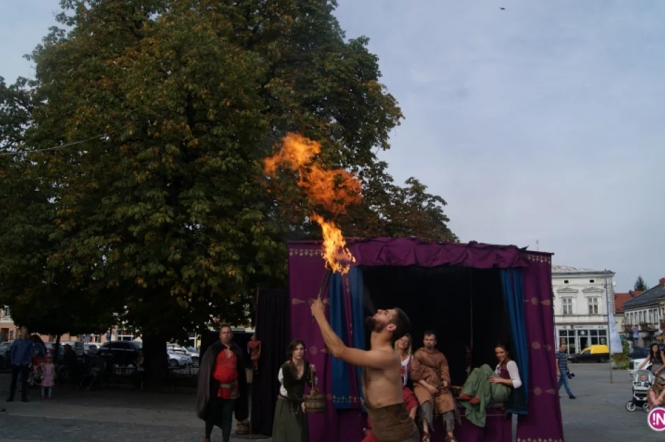 Kuglarze na nowosądeckim rynku. XX Jesienny Festiwal Teatralny rozpoczęty! - zdjęcie 8