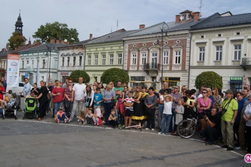 Kuglarze na nowosądeckim rynku. XX Jesienny Festiwal Teatralny rozpoczęty! - zdjęcie 9
