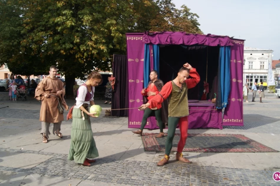 Kuglarze na nowosądeckim rynku. XX Jesienny Festiwal Teatralny rozpoczęty! - zdjęcie 10