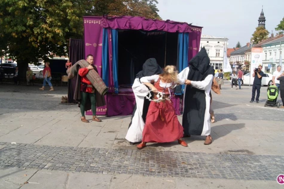 Kuglarze na nowosądeckim rynku. XX Jesienny Festiwal Teatralny rozpoczęty! - zdjęcie 11