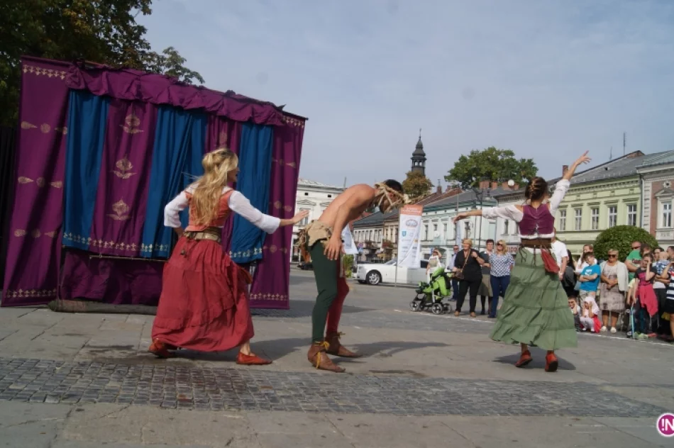 Kuglarze na nowosądeckim rynku. XX Jesienny Festiwal Teatralny rozpoczęty! - zdjęcie 12
