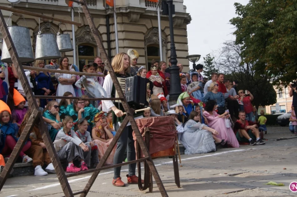 Kuglarze na nowosądeckim rynku. XX Jesienny Festiwal Teatralny rozpoczęty! - zdjęcie 13