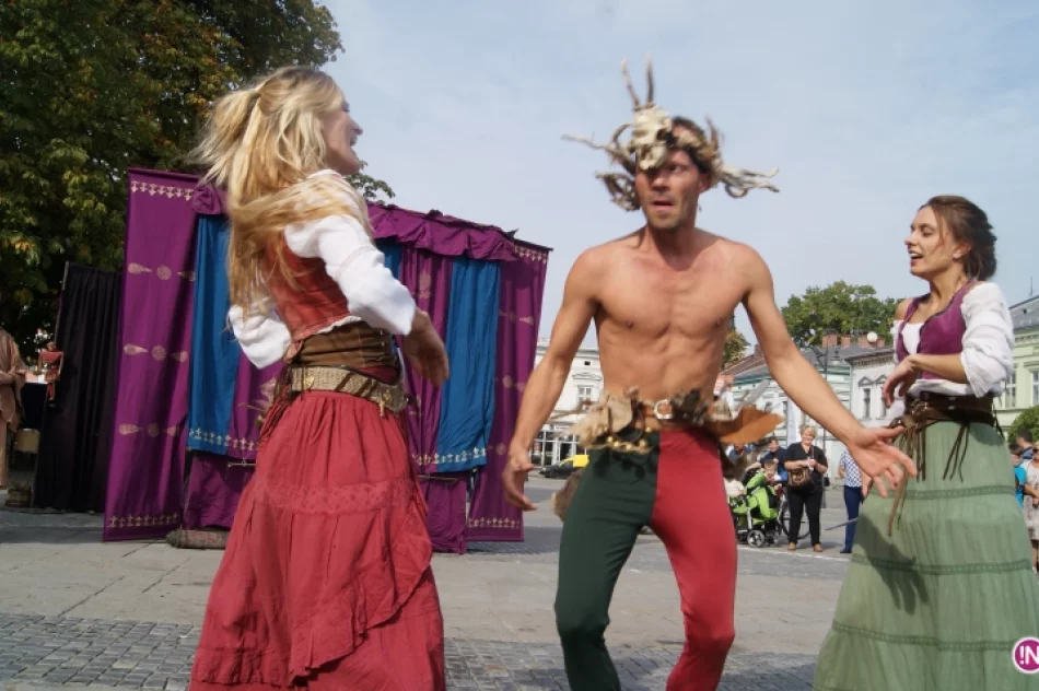 Kuglarze na nowosądeckim rynku. XX Jesienny Festiwal Teatralny rozpoczęty! - zdjęcie 14