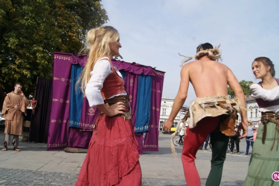 Kuglarze na nowosądeckim rynku. XX Jesienny Festiwal Teatralny rozpoczęty! - zdjęcie 15