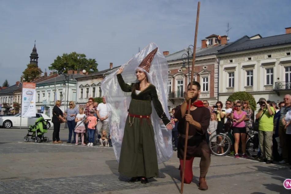 Kuglarze na nowosądeckim rynku. XX Jesienny Festiwal Teatralny rozpoczęty! - zdjęcie 16