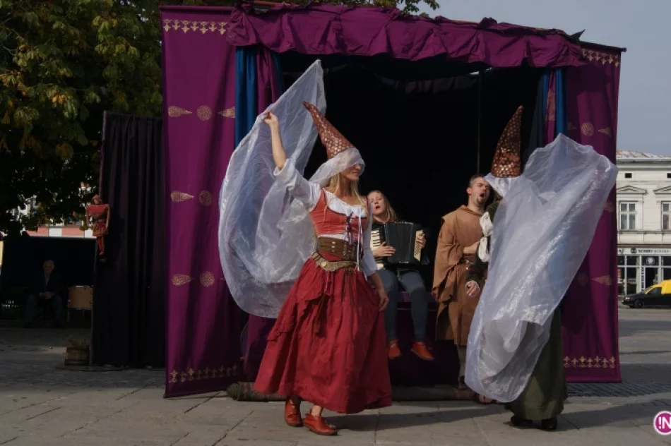 Kuglarze na nowosądeckim rynku. XX Jesienny Festiwal Teatralny rozpoczęty! - zdjęcie 17