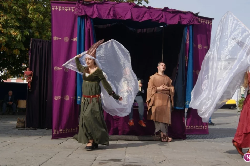 Kuglarze na nowosądeckim rynku. XX Jesienny Festiwal Teatralny rozpoczęty! - zdjęcie 18