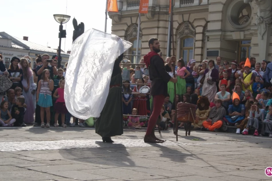Kuglarze na nowosądeckim rynku. XX Jesienny Festiwal Teatralny rozpoczęty! - zdjęcie 19