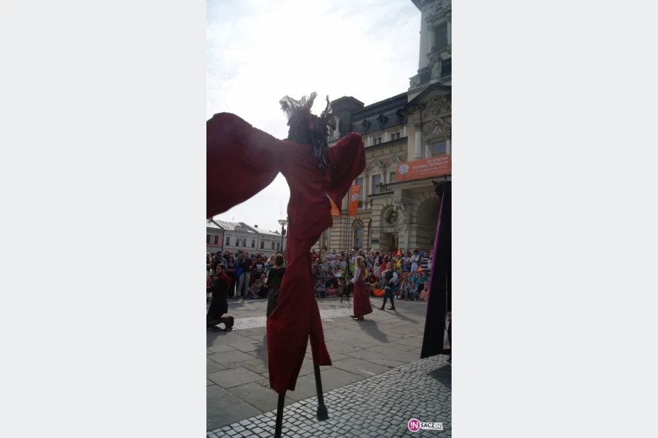 Kuglarze na nowosądeckim rynku. XX Jesienny Festiwal Teatralny rozpoczęty! - zdjęcie 20