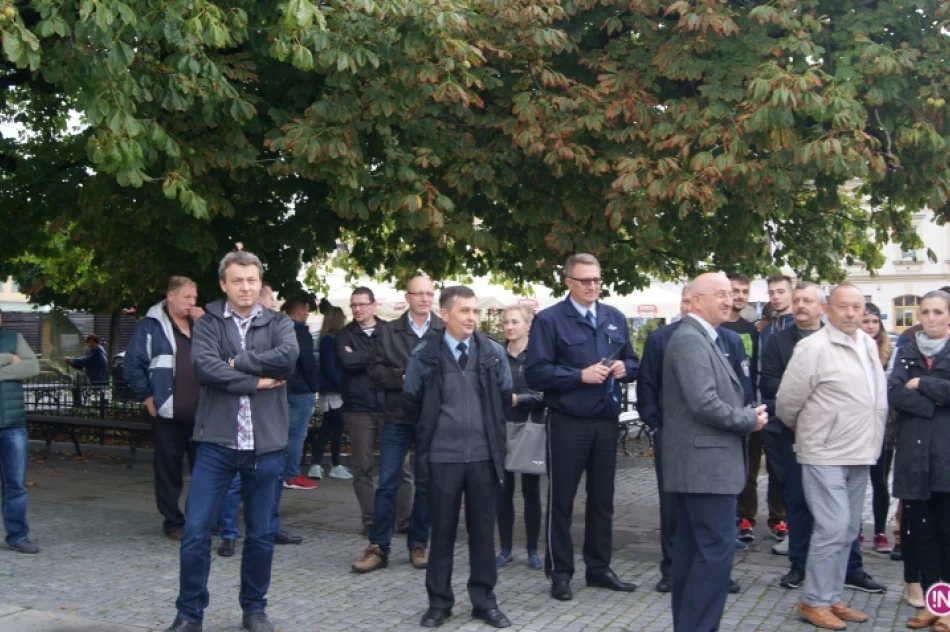 Porzucili samochody dla autobusu - zdjęcie 3