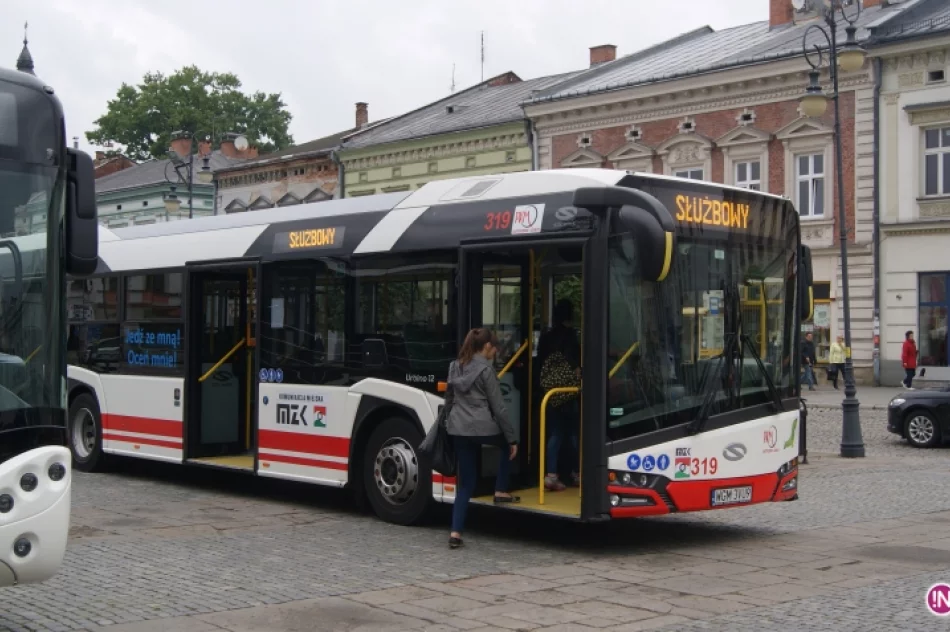 Porzucili samochody dla autobusu - zdjęcie 6