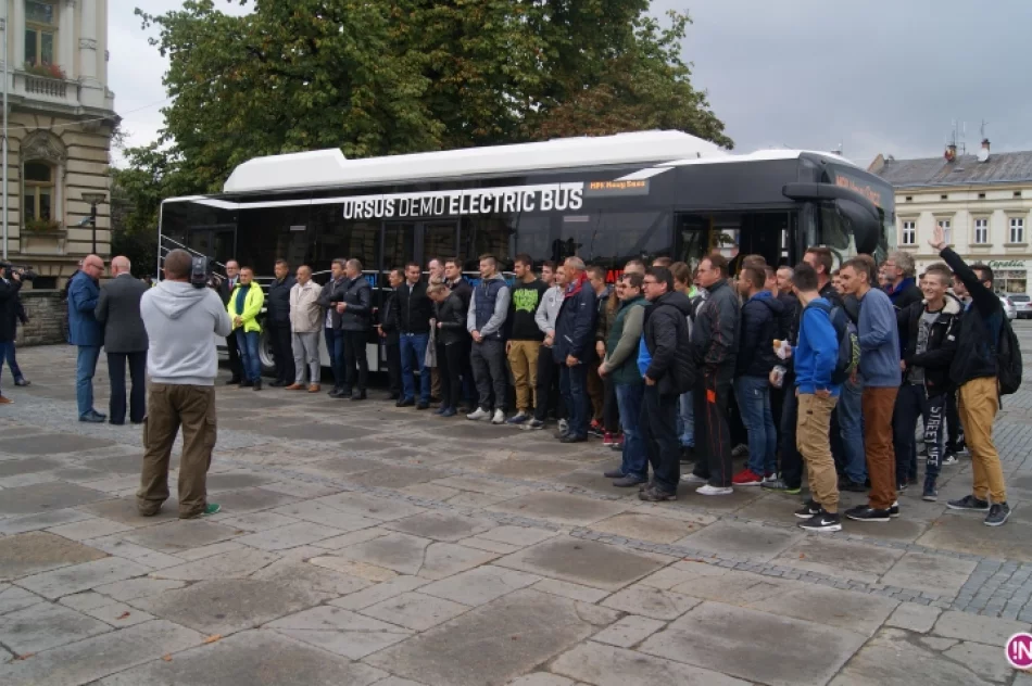 Porzucili samochody dla autobusu - zdjęcie 15