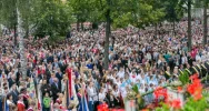 Tłumy wiernych na centralnej uroczystości odpustowej z kard. Dziwiszem (retransmisja TV Trwam) - zdjęcie 4