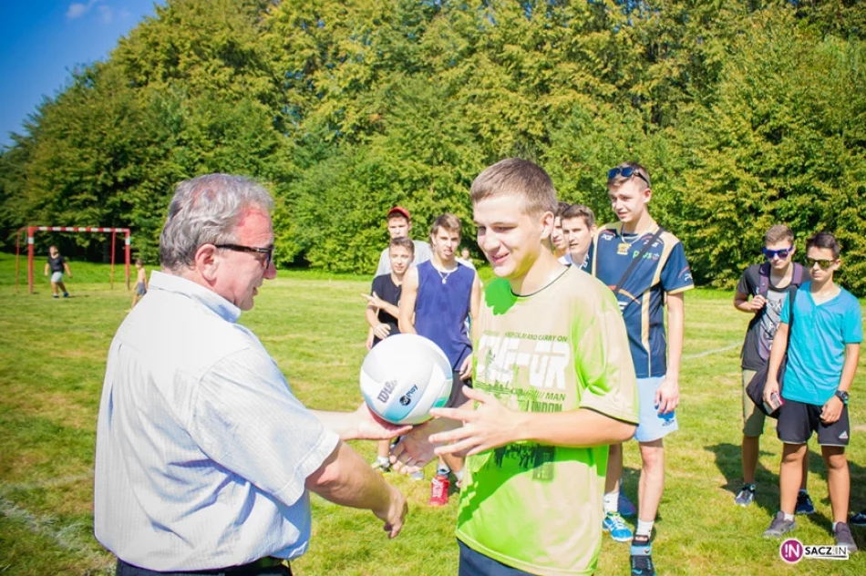 Pograli w piłkę na zakończenie wakacji - zdjęcie 3