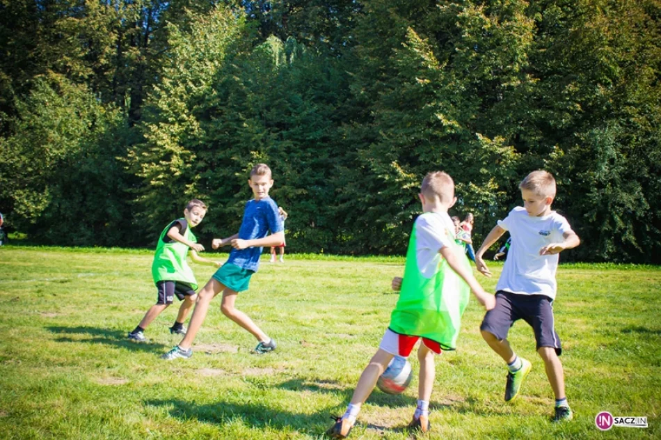 Pograli w piłkę na zakończenie wakacji - zdjęcie 10