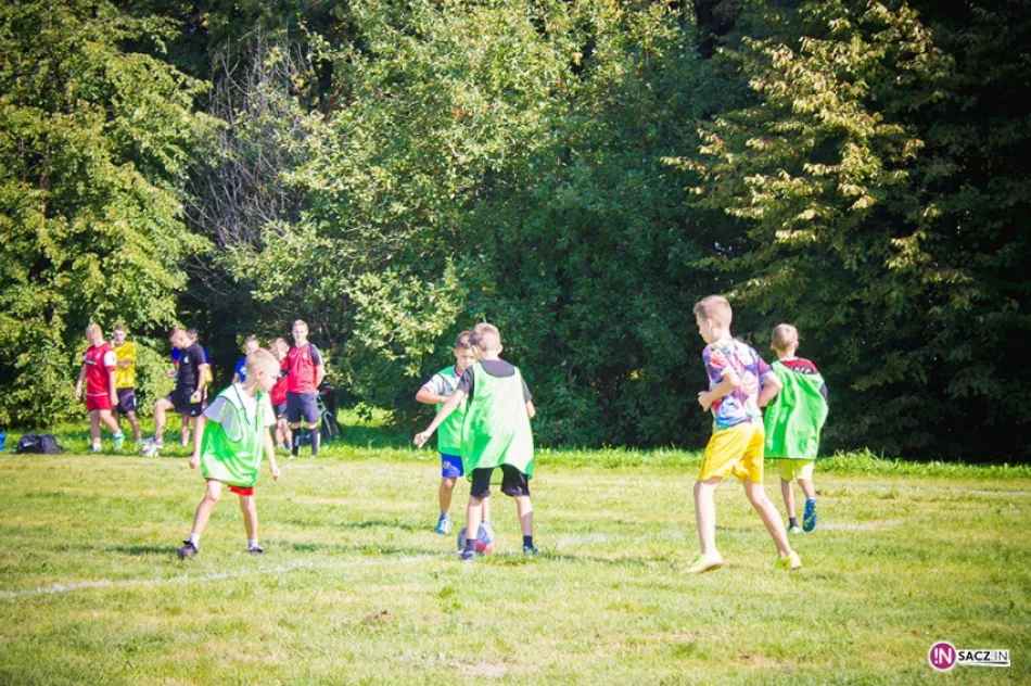 Pograli w piłkę na zakończenie wakacji - zdjęcie 11